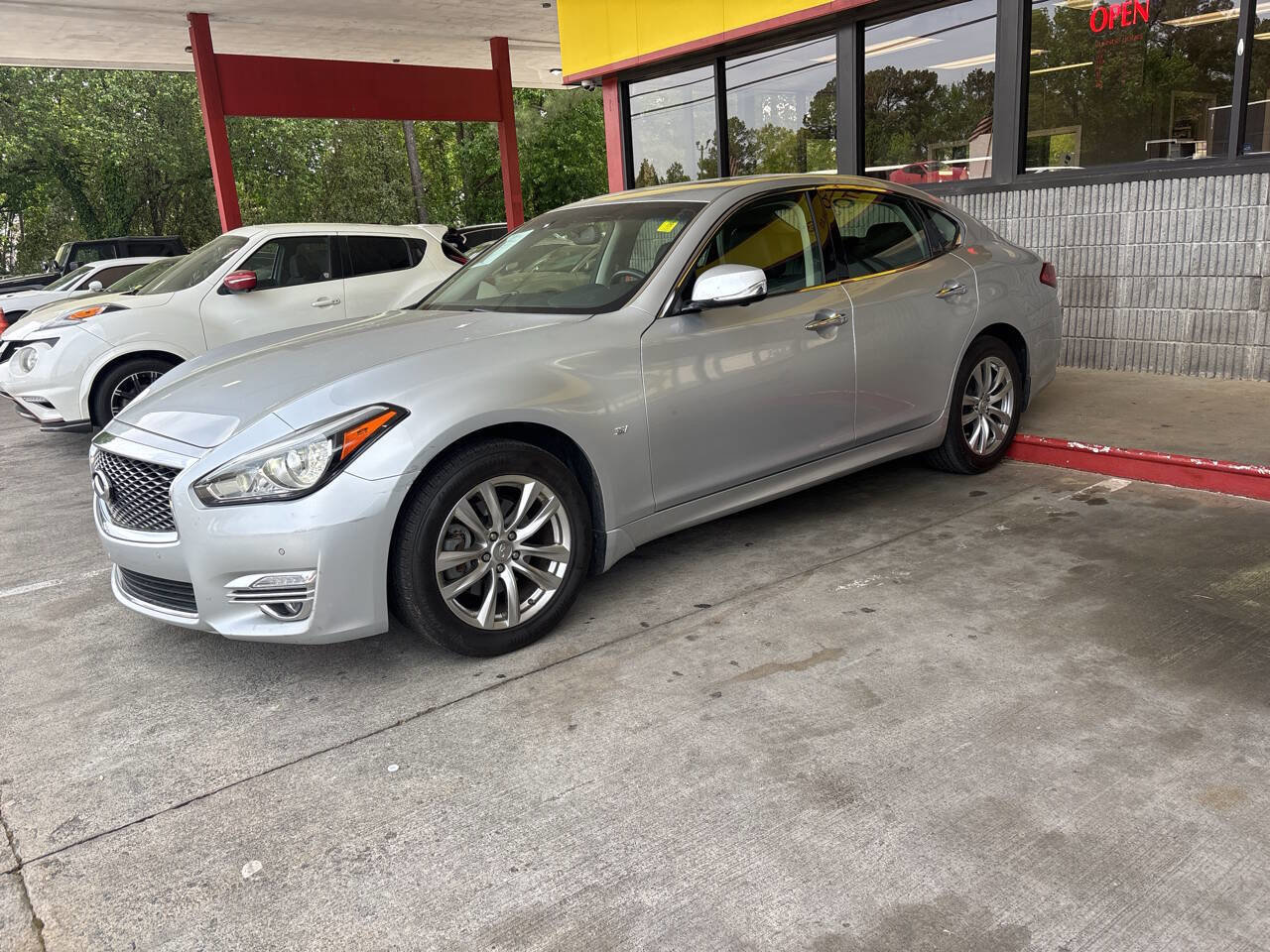Used 2015 INFINITI Q70 3.7 image 2