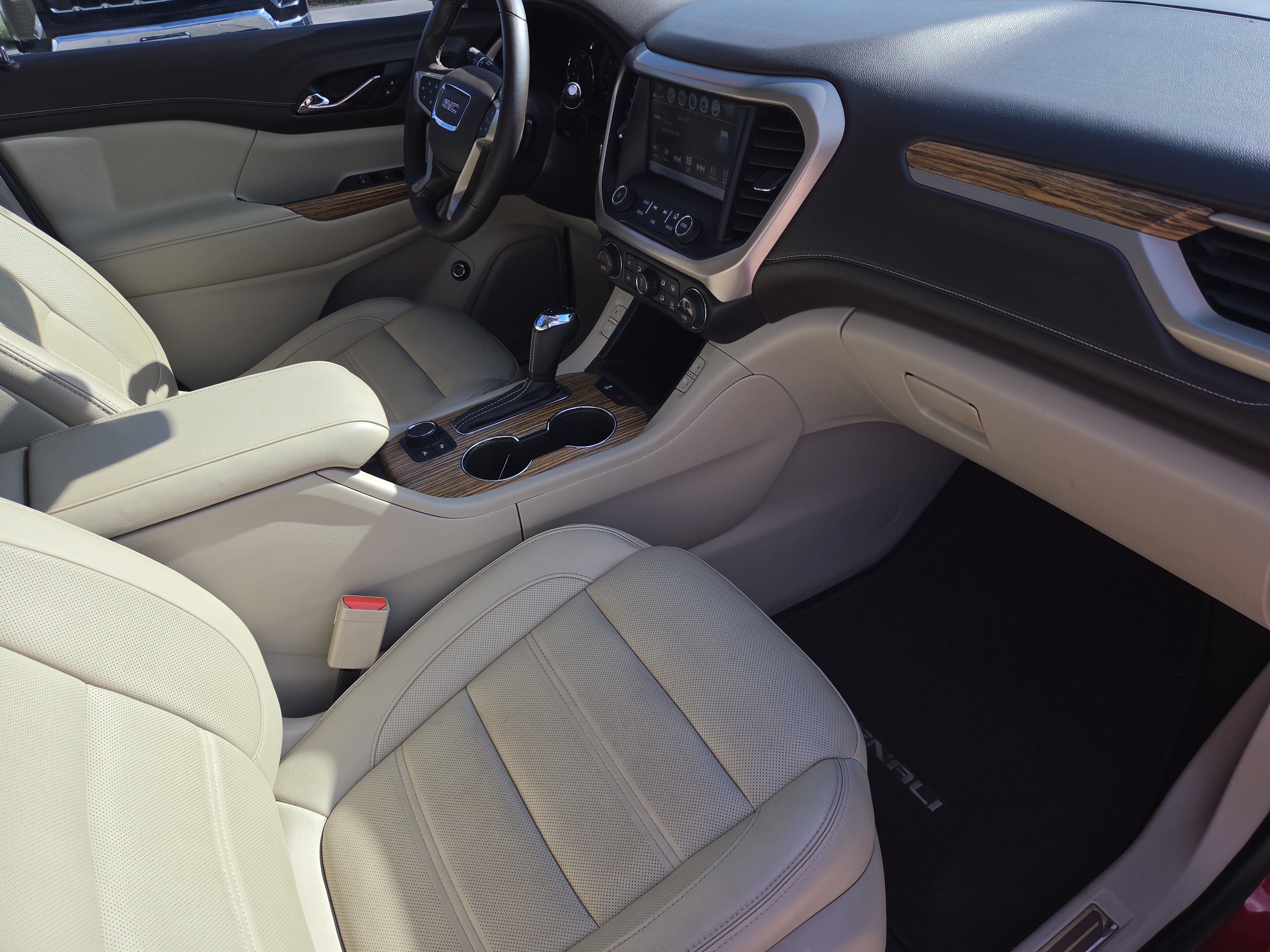 Used 2019 GMC Acadia Denali w/ Technology Package FWD image 10