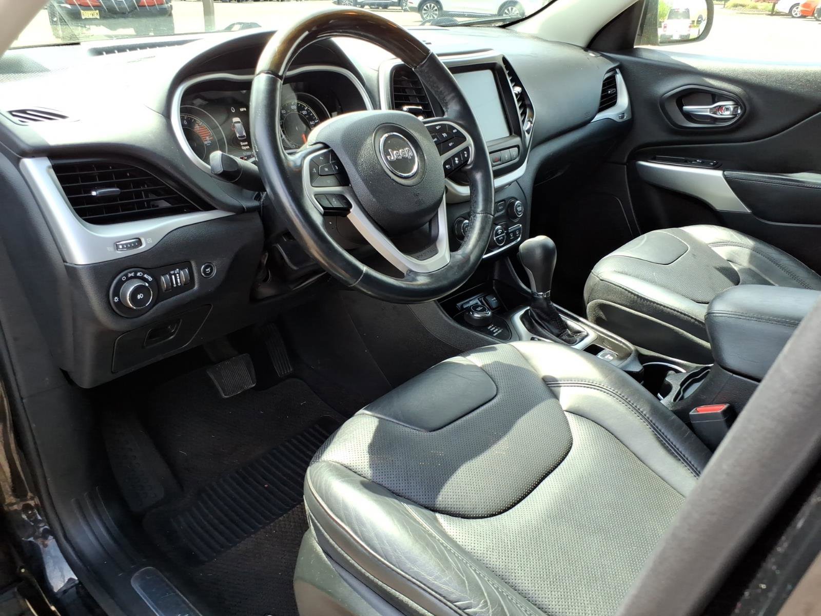 Used 2018 Jeep Cherokee Overland w/ Technology Group image 12