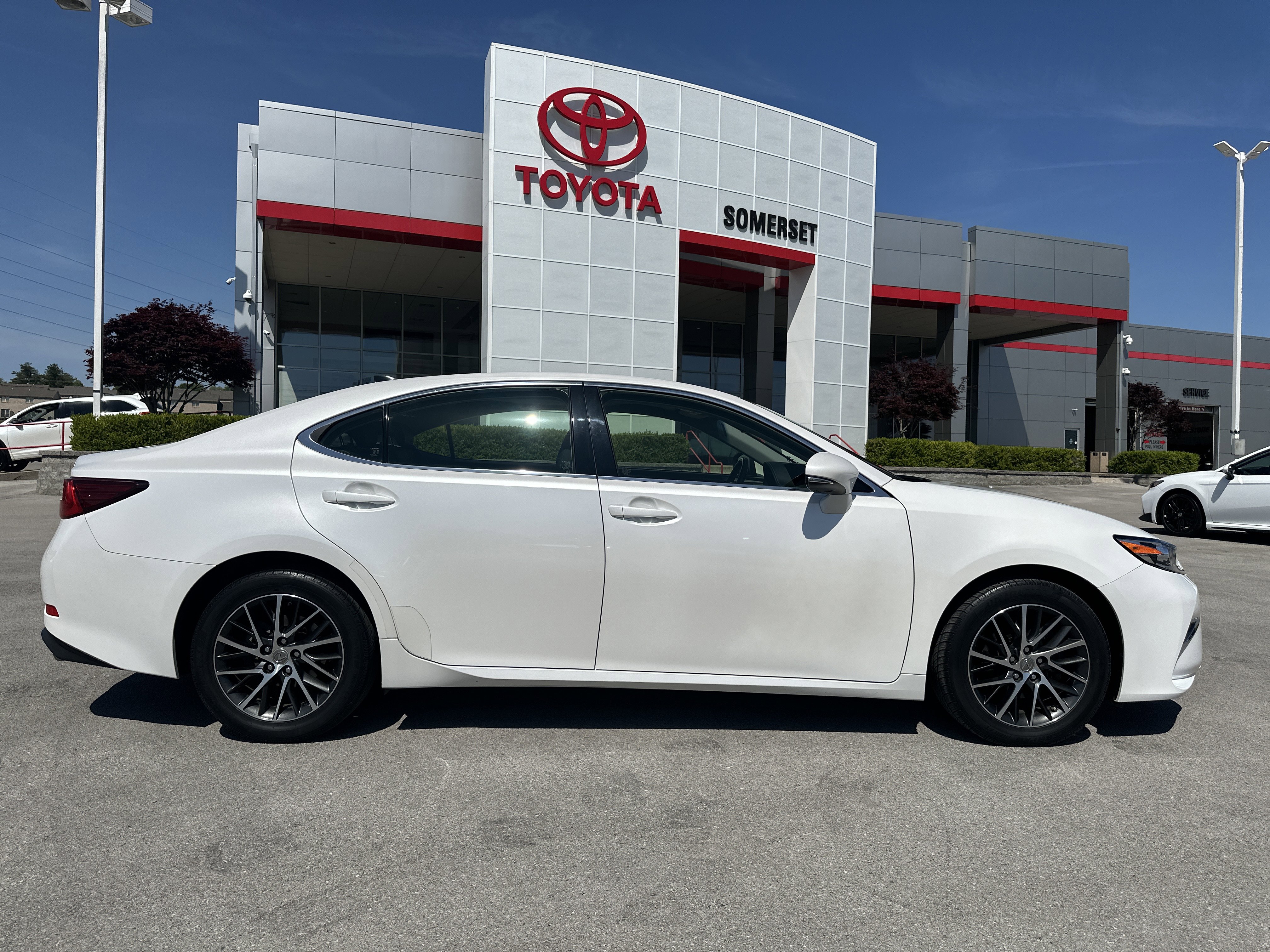 Used 2016 Lexus ES 350 w/ Premium Package w/Wood Trim FWD image 4