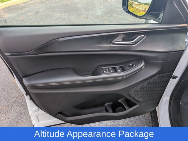 Used 2025 Jeep Grand Cherokee Altitude AWD/4WD image 13