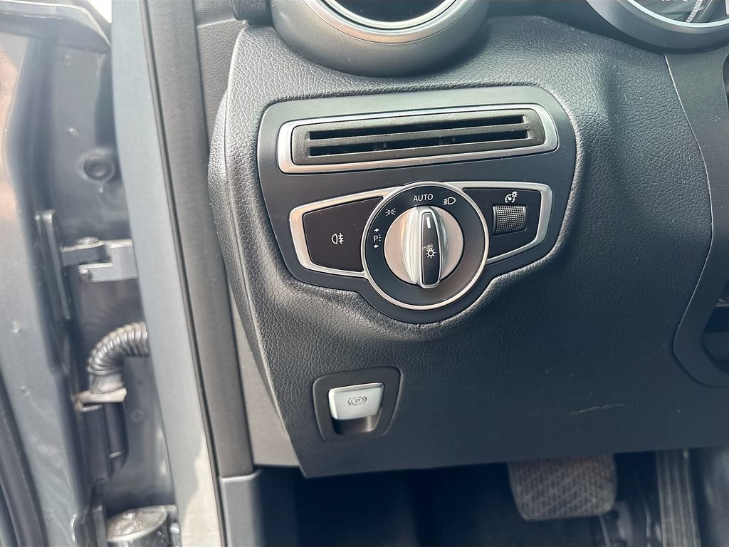 Used 2018 Mercedes-Benz GLC 300 4MATIC w/ Premium Package image 37