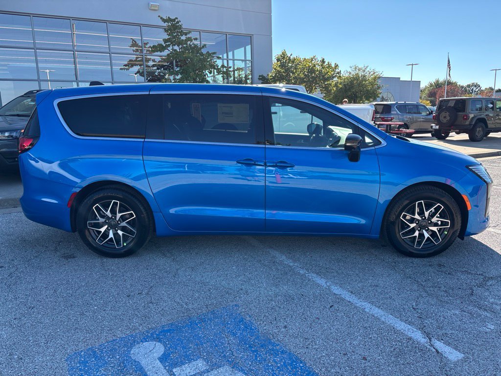 New 2027 Chrysler Pacifica Limited FWD image 13