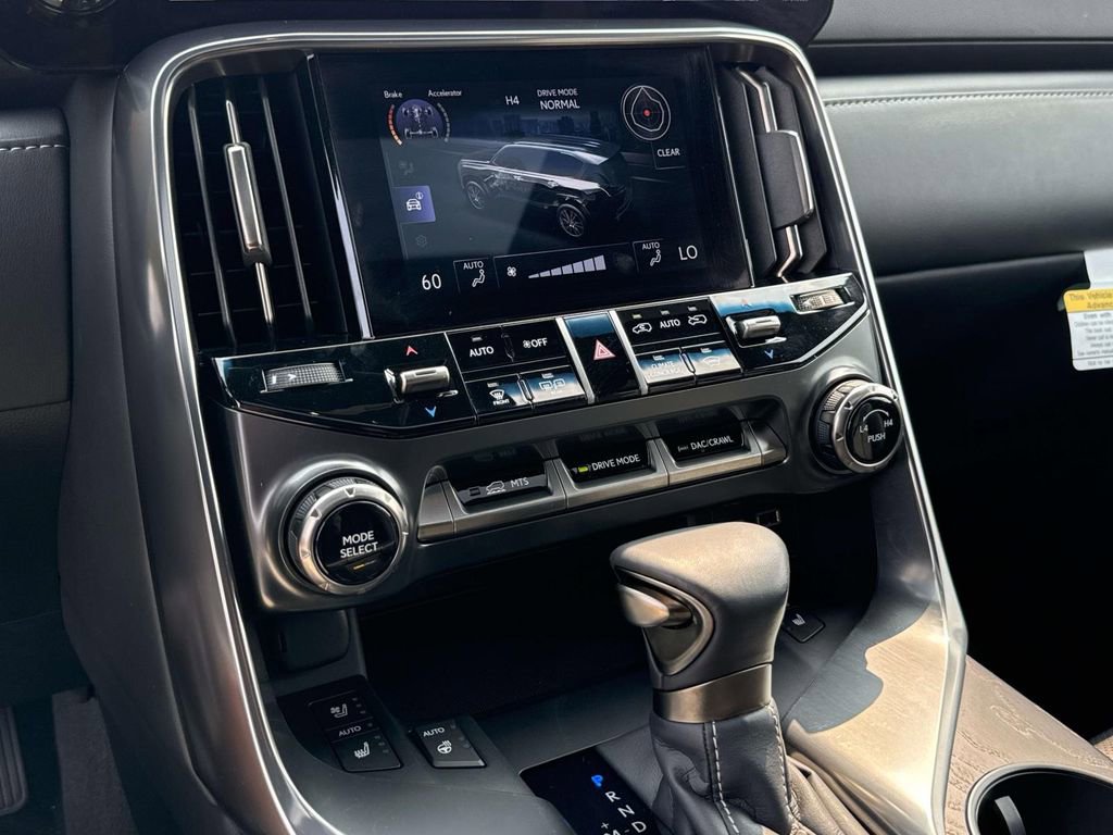 Used 2024 Lexus LX 600 4WD w/ Premium Package image 18