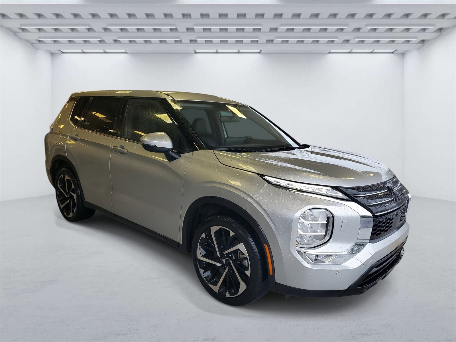 Used 2023 Mitsubishi Outlander SE image 1