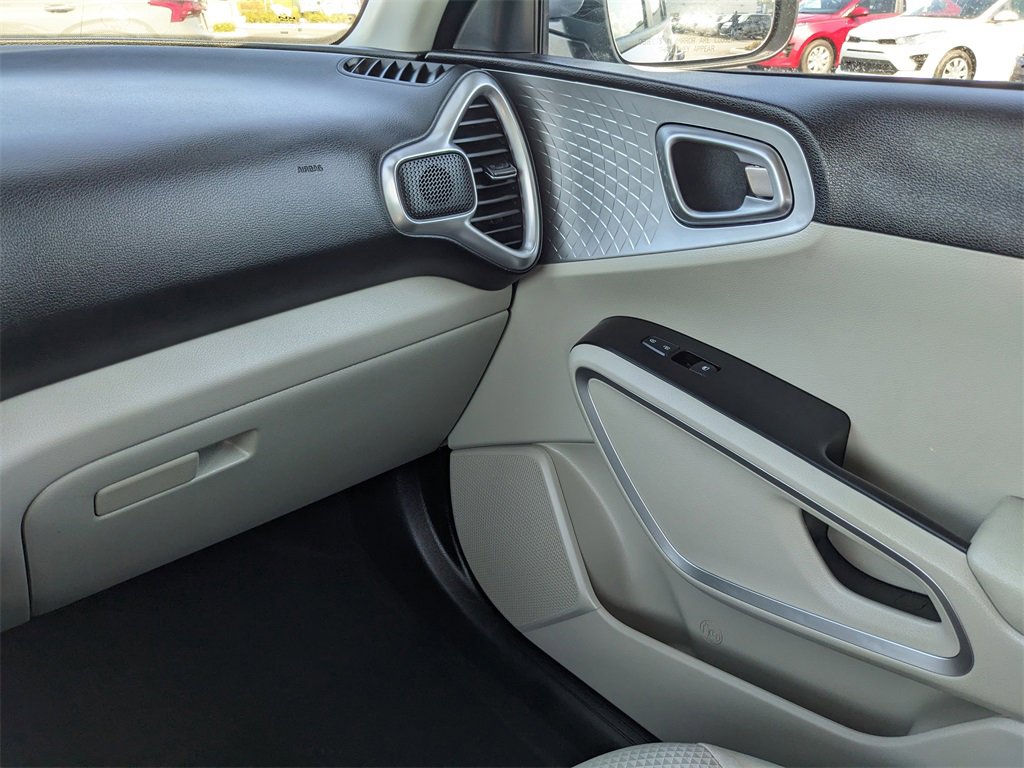 Certified 2025 Kia Soul LX image 17