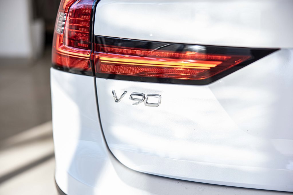 Used 2023 Volvo V90 B6 Cross Country Ultimate w/ Climate Package image 15