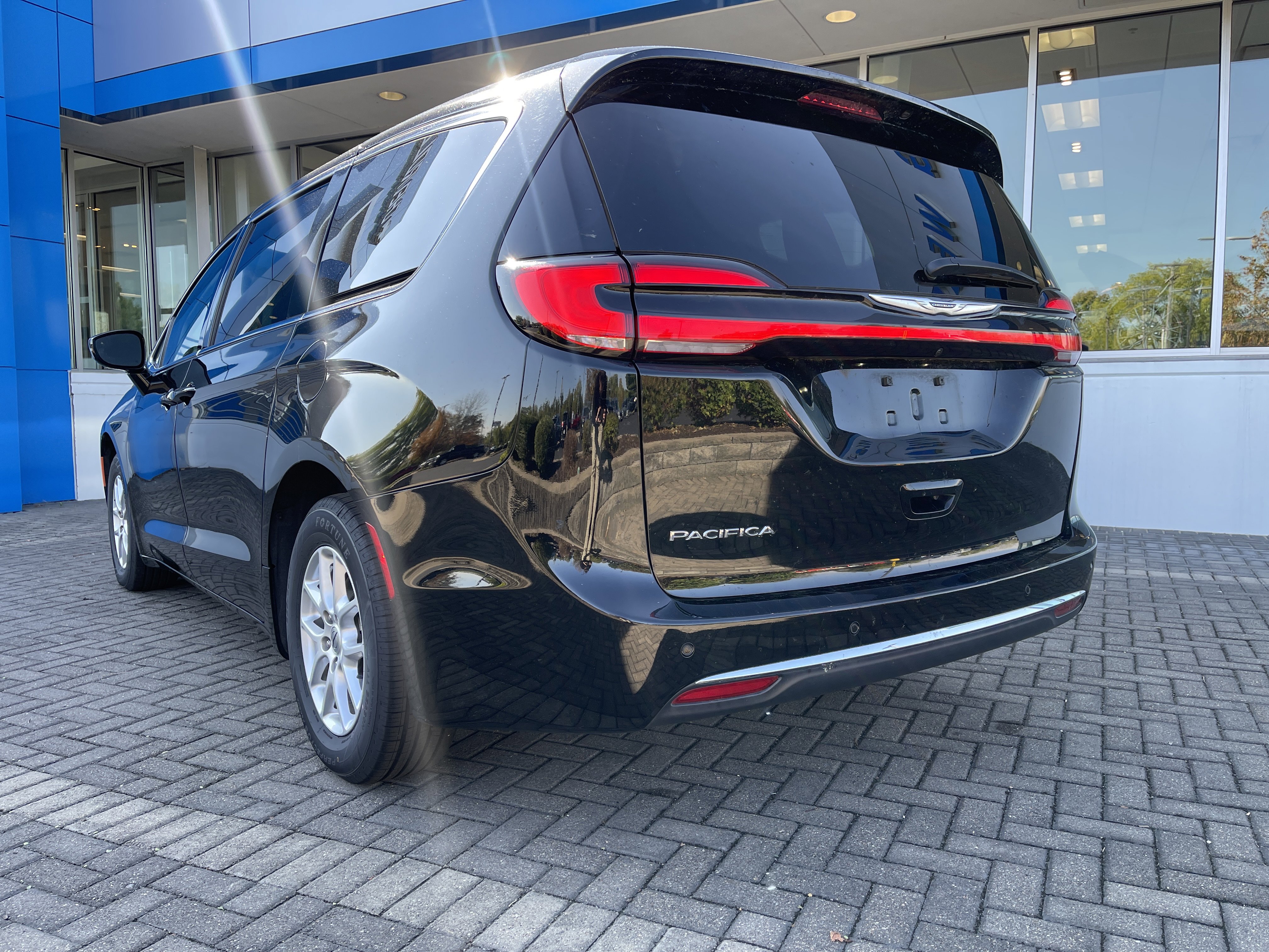 Used 2024 Chrysler Pacifica Touring-L image 3