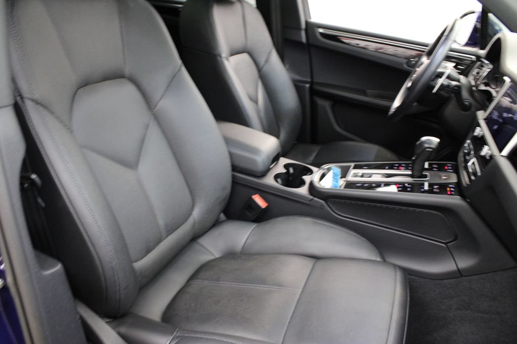 Certified 2023 Porsche Macan AWD/4WD image 30