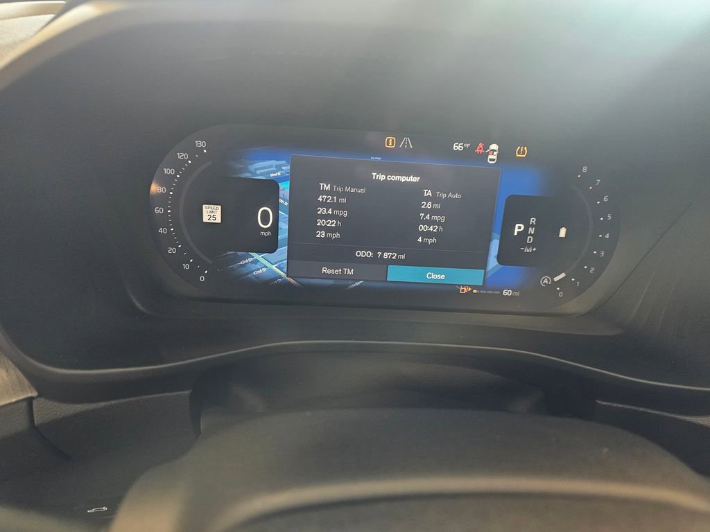 Certified 2025 Volvo XC40 B5 Plus AWD/4WD image 19