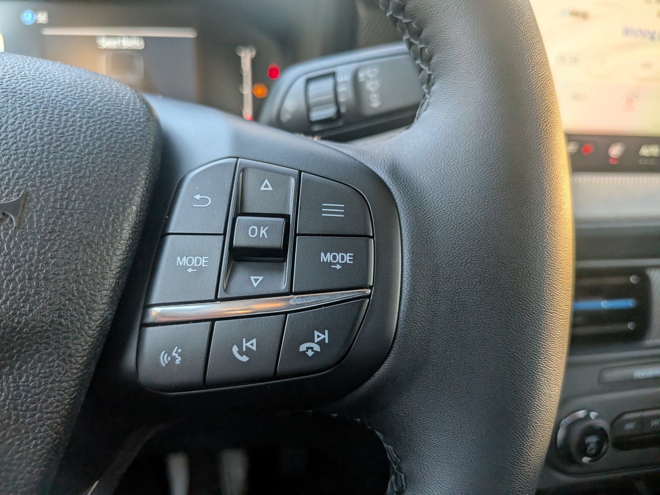 New 2026 Ford Maverick XLT w/ XLT Luxury Package FWD image 19