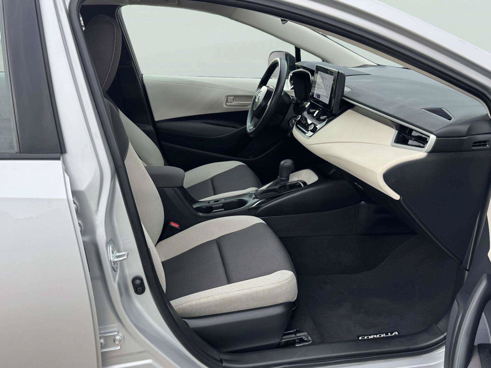 Used 2025 Toyota Corolla LE FWD image 48