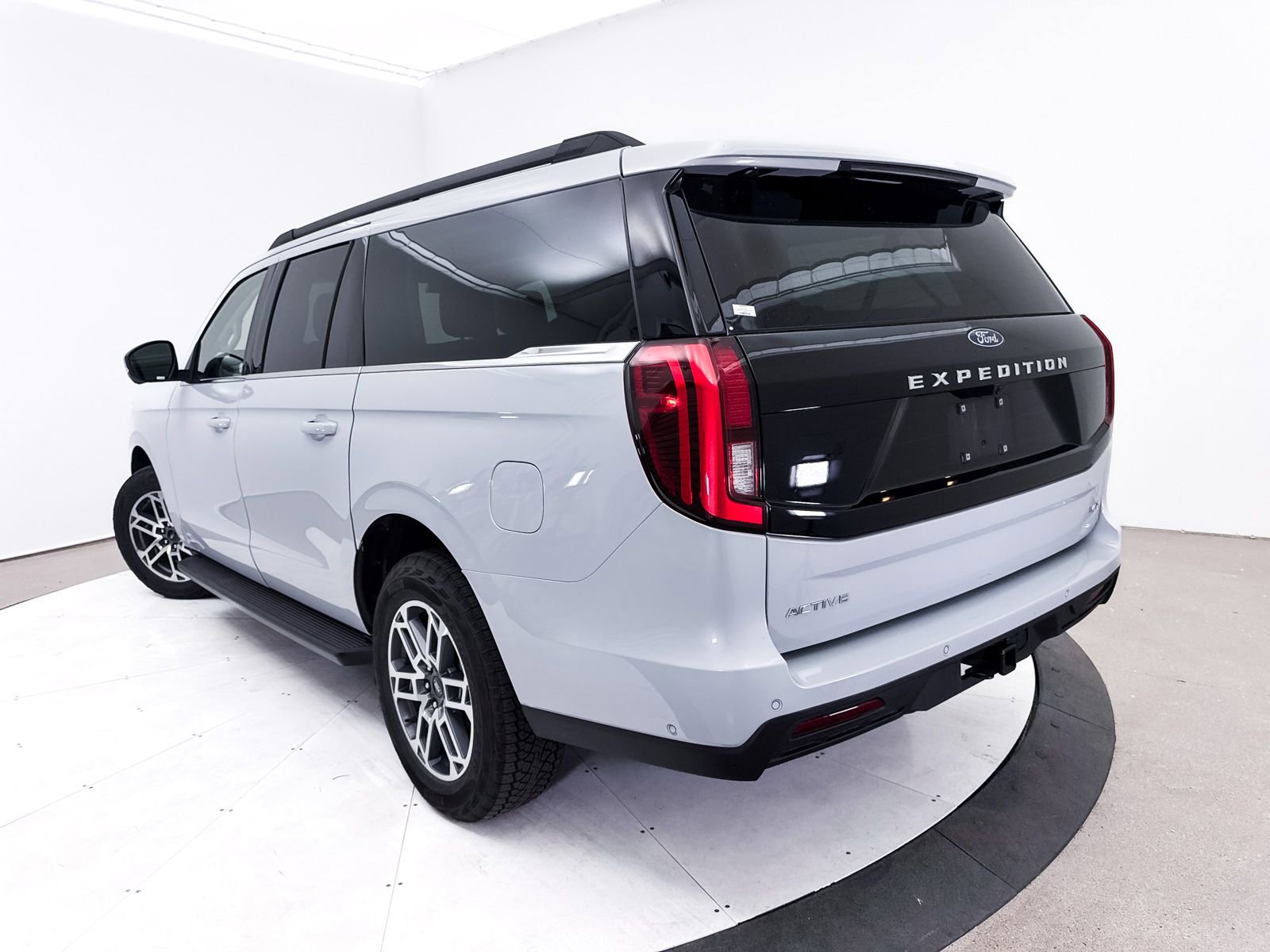 Used 2025 Ford Expedition Max Active AWD/4WD image 2