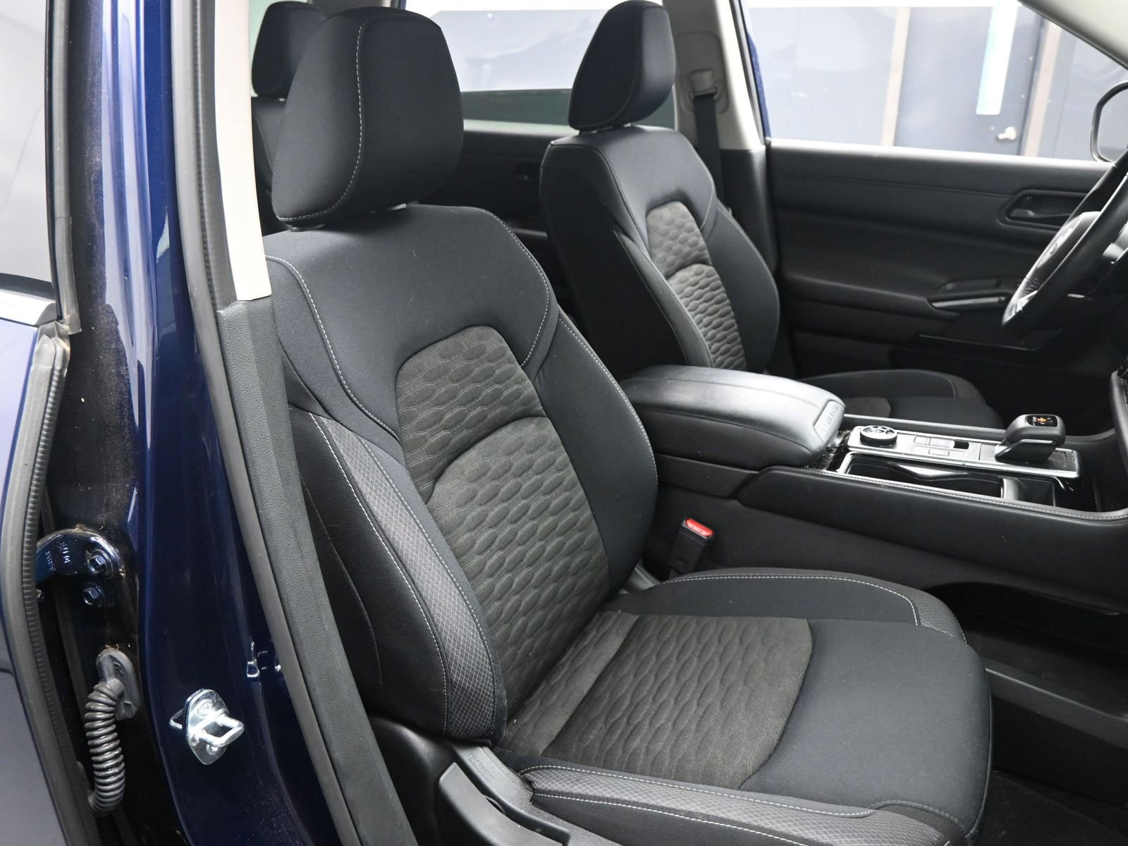 Used 2023 Nissan Pathfinder SV w/ SV Premium Package image 15