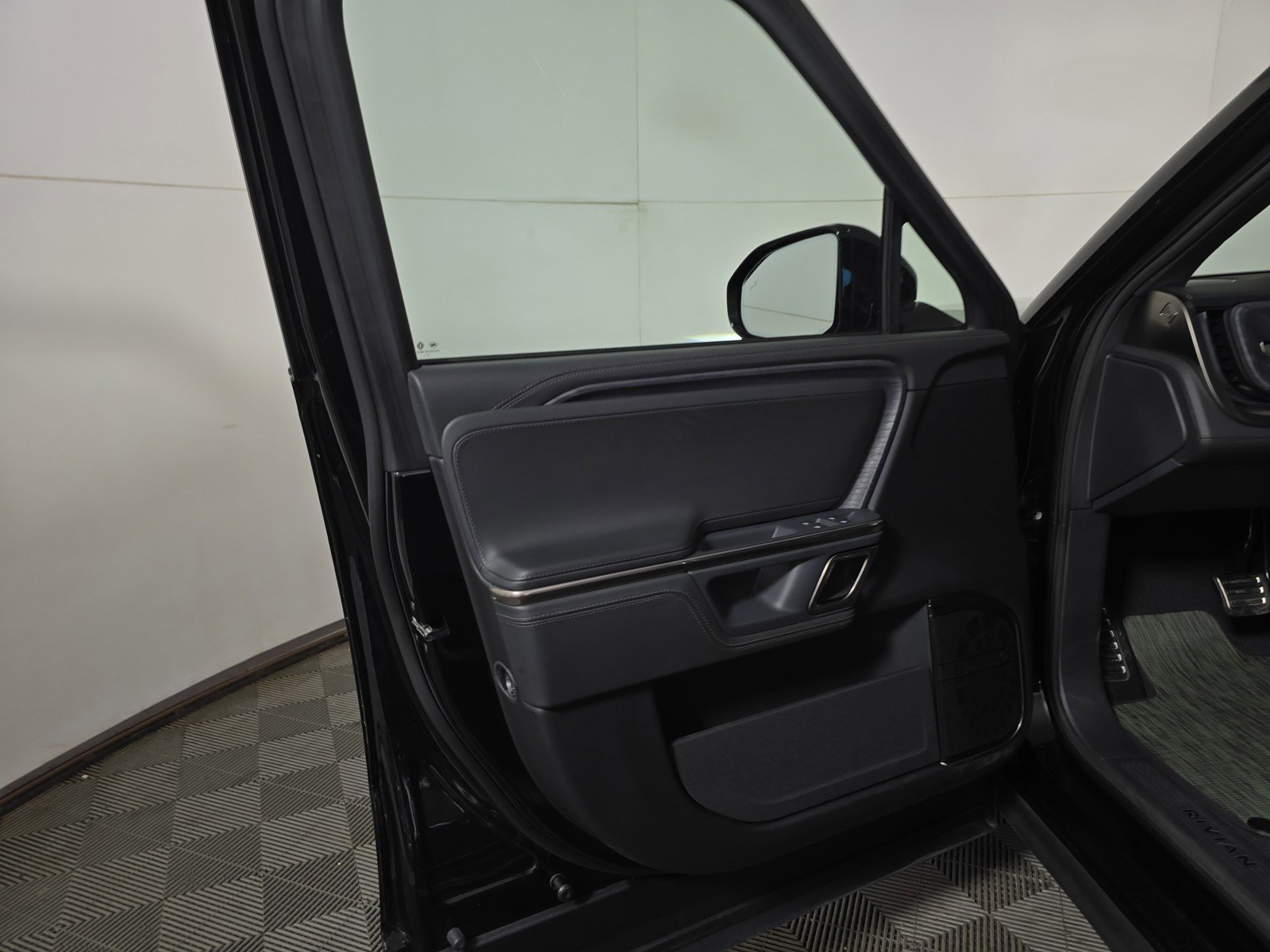 Used 2024 Rivian R1T Adventure AWD/4WD image 16