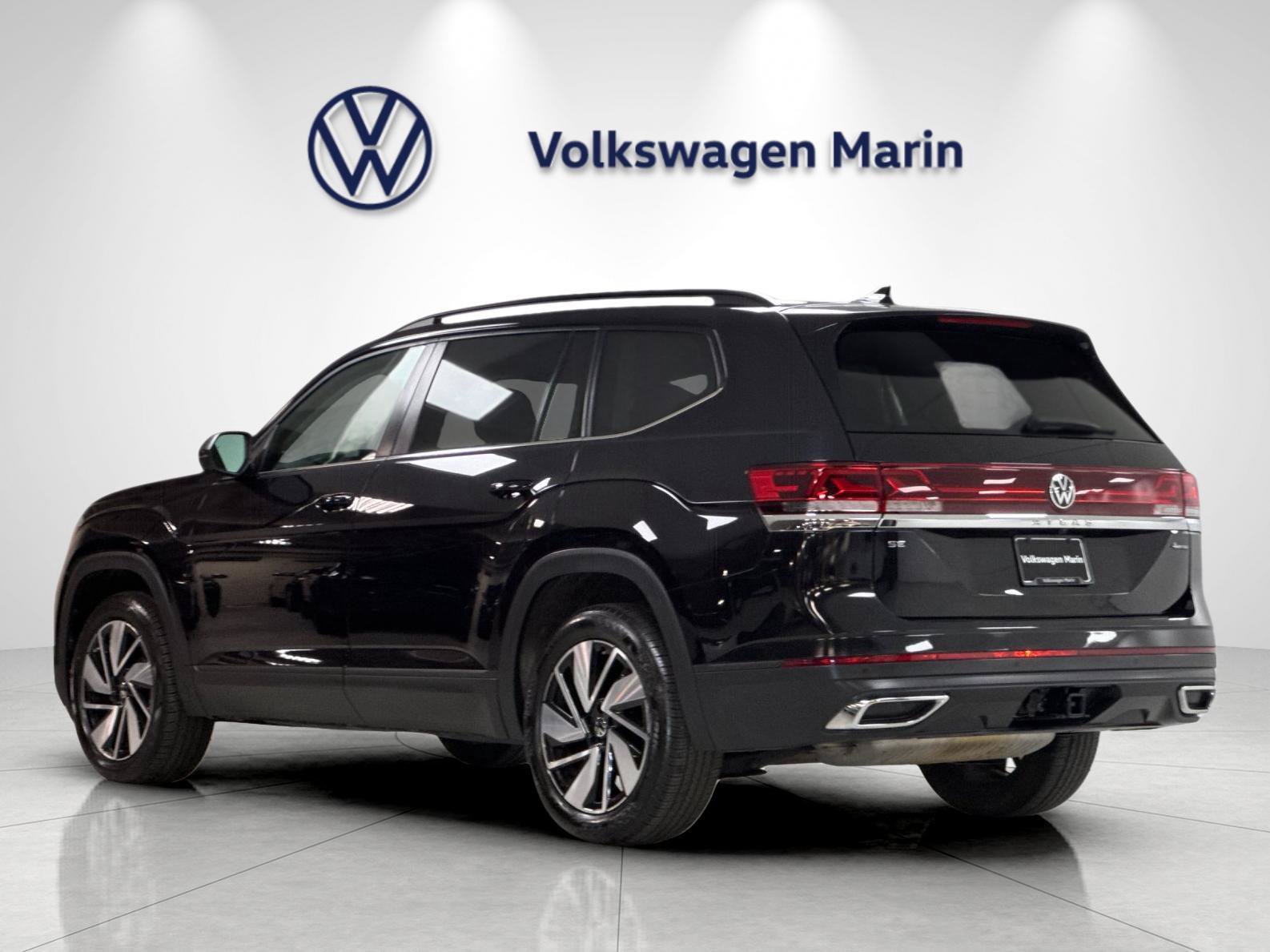 Used 2025 Volkswagen Atlas SE AWD/4WD image 3