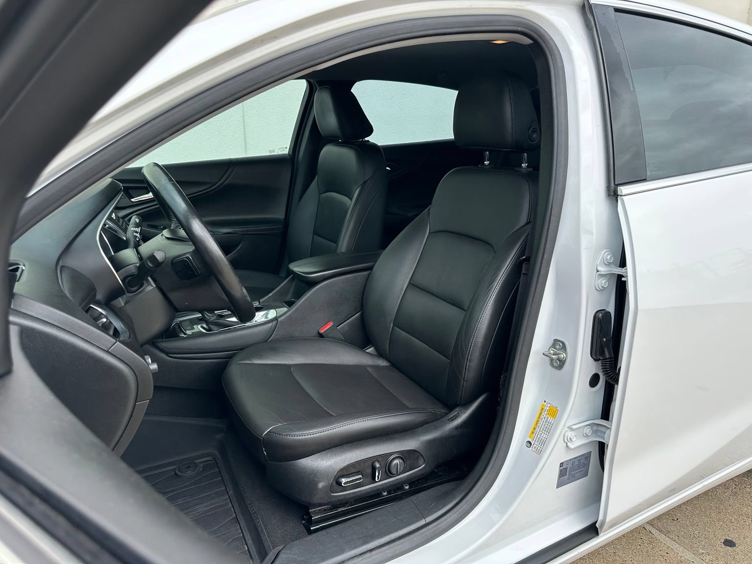 Used 2020 Chevrolet Malibu LT w/ Leather Package FWD image 10