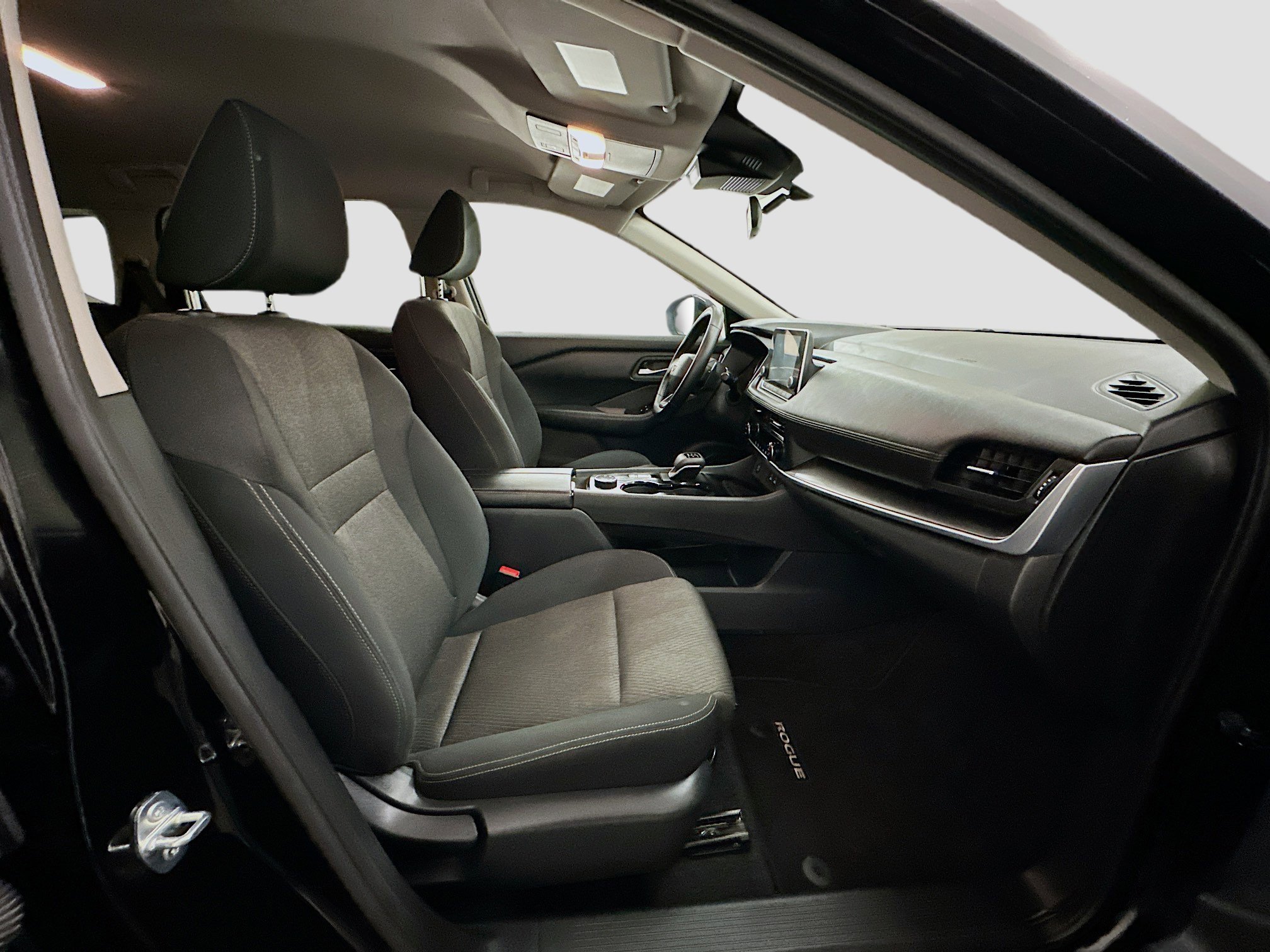 Used 2025 Nissan Rogue SV image 32
