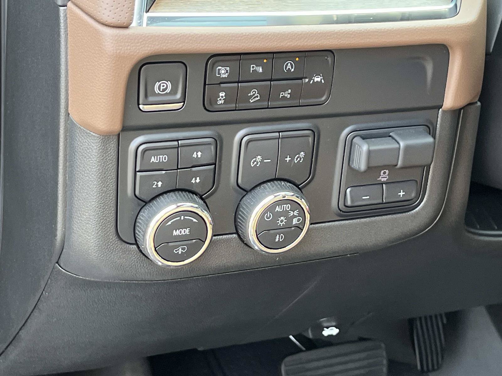 Used 2025 Chevrolet Tahoe High Country AWD/4WD image 33