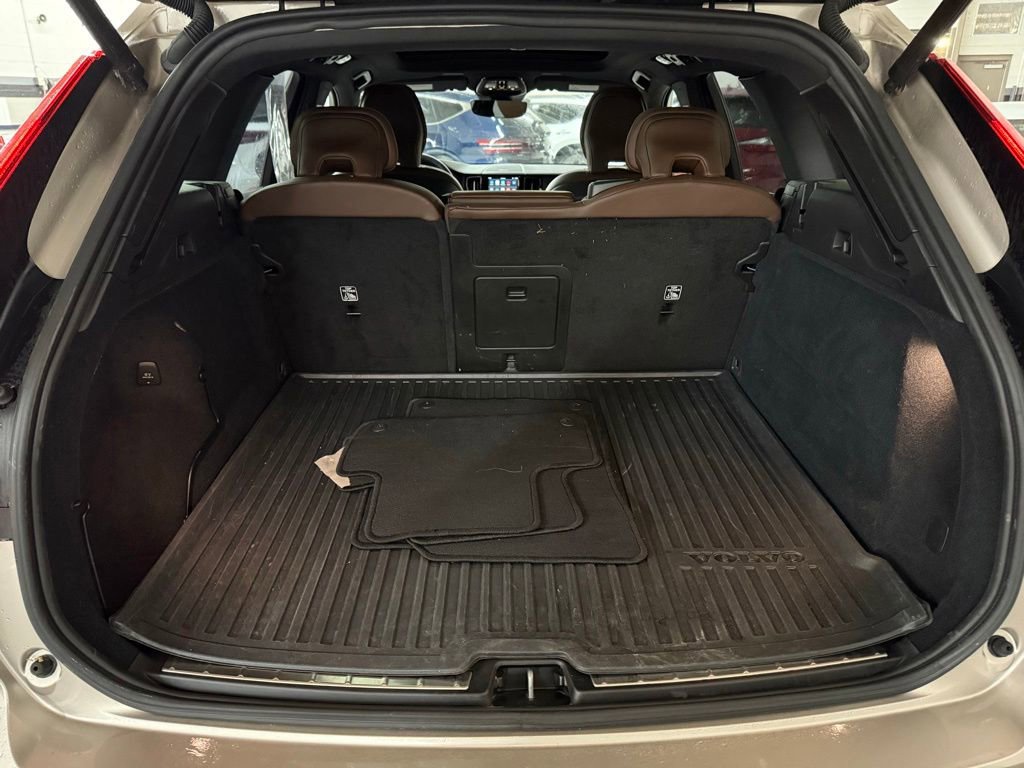Used 2025 Volvo XC60 B5 Ultra AWD/4WD image 18