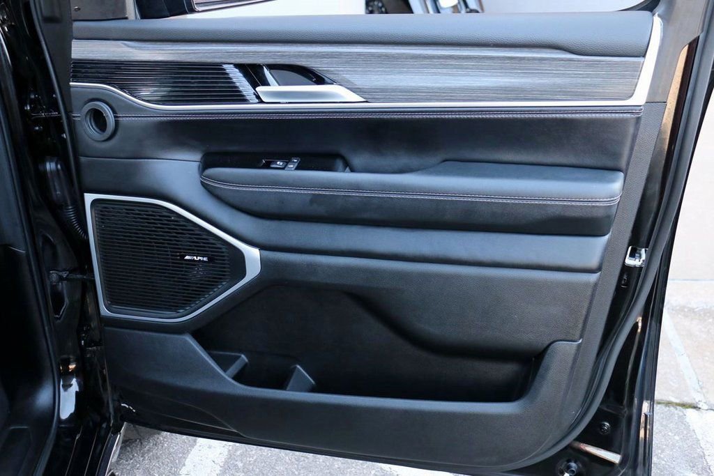 Used 2024 Jeep Wagoneer L Series II image 34