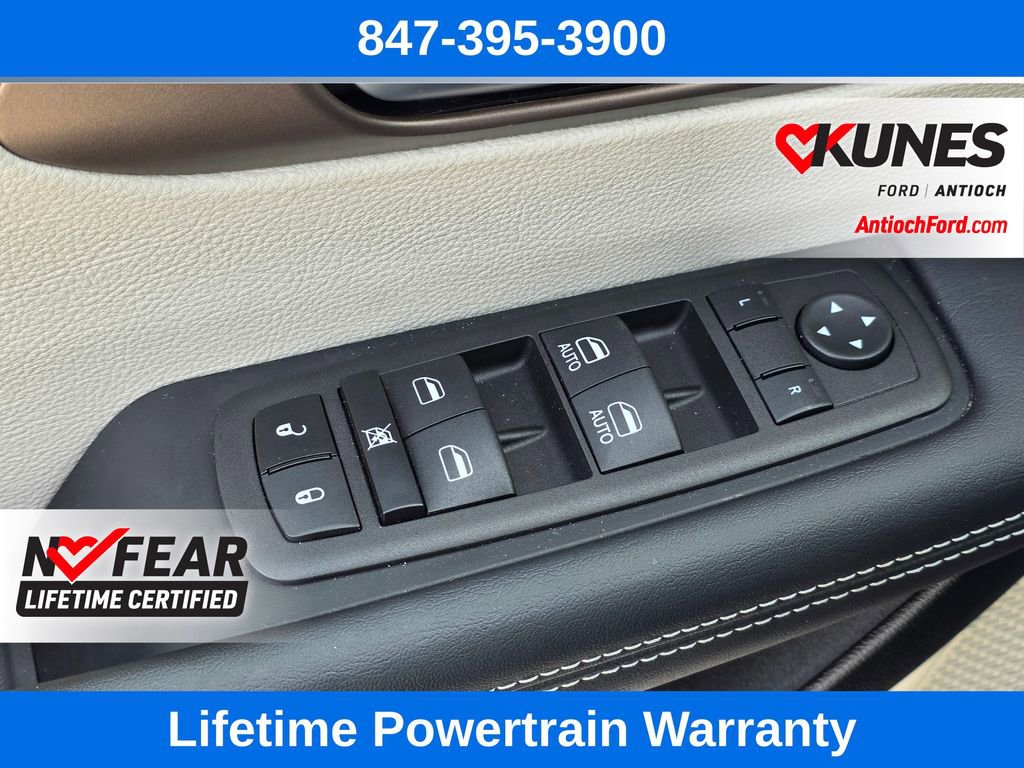 Used 2023 Chrysler Voyager LX image 35