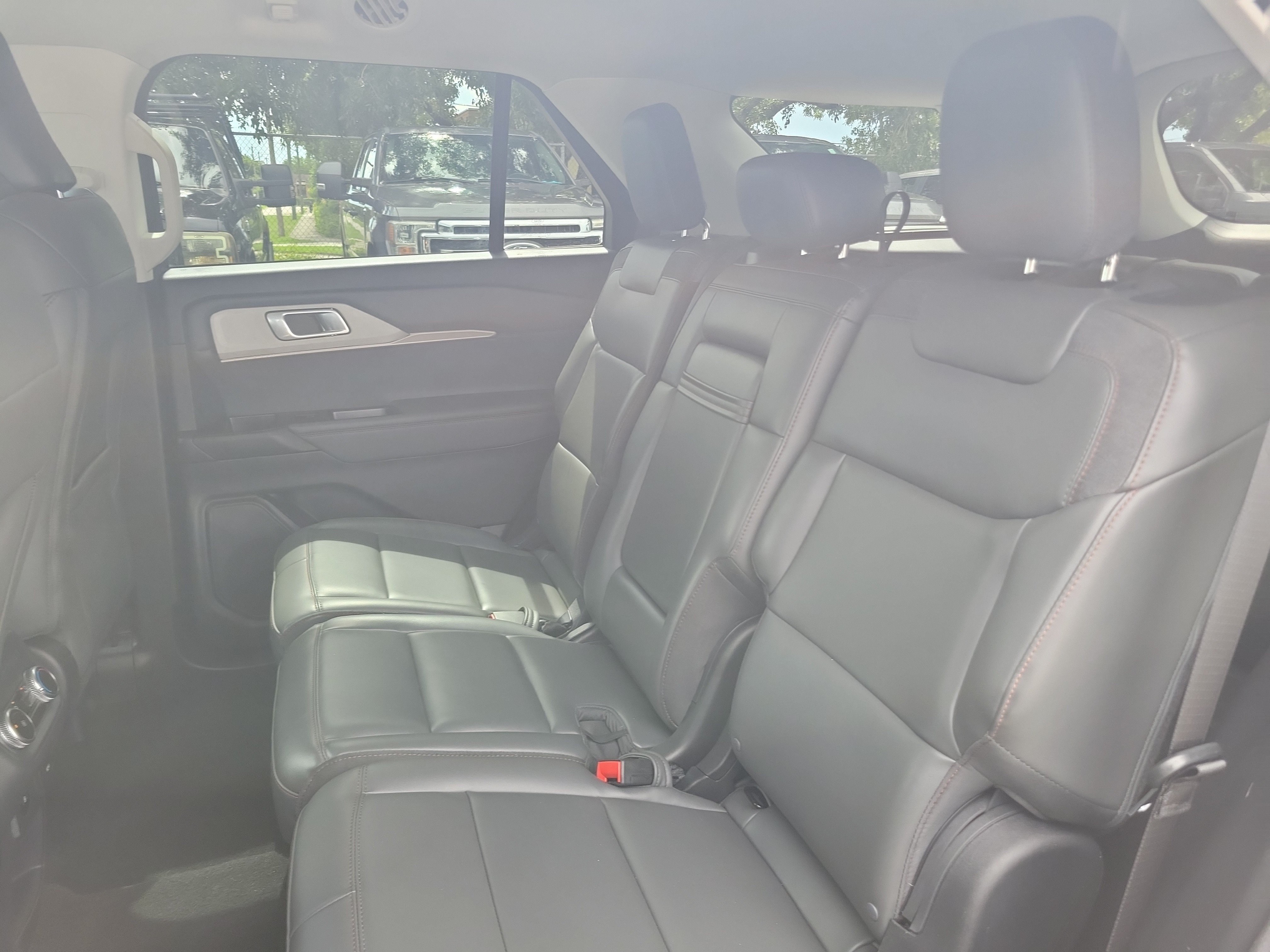 Used 2025 Ford Explorer Active w/ Active Comfort Package RWD image 13