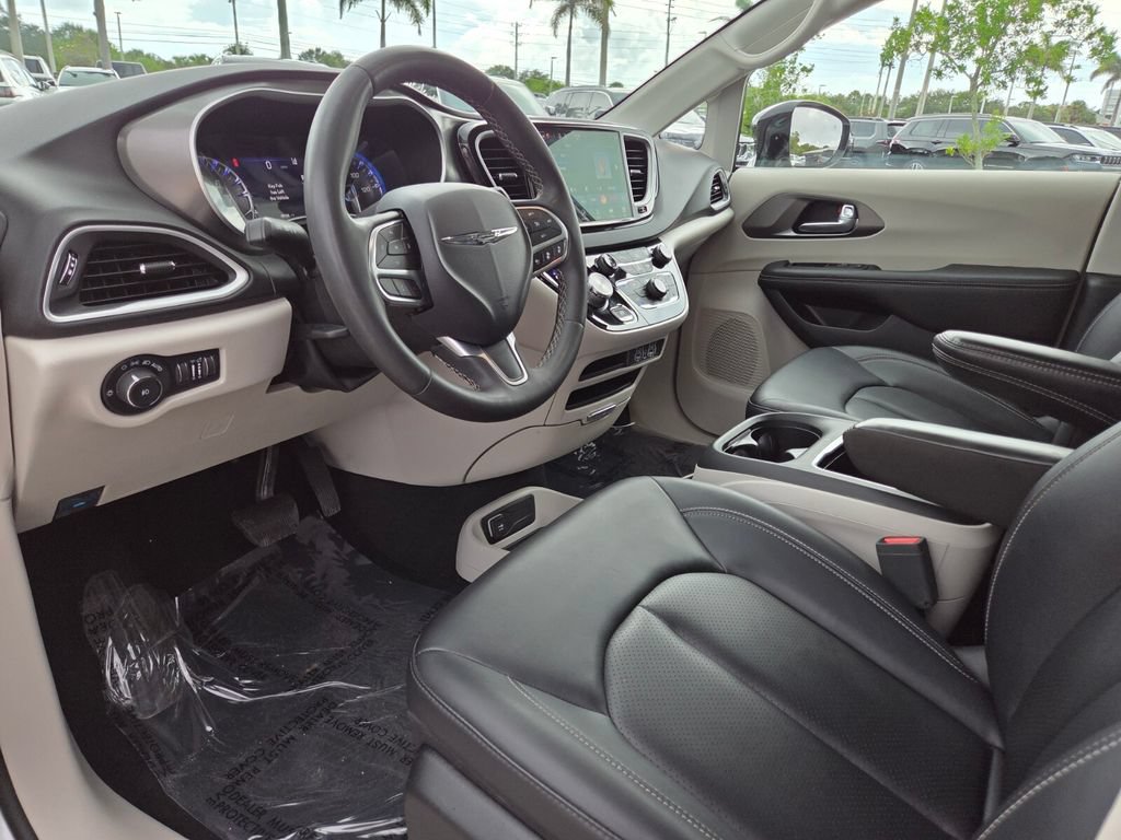Used 2024 Chrysler Pacifica Touring-L FWD image 33