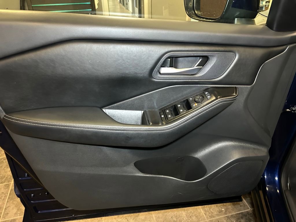 Used 2025 Nissan Rogue SV AWD/4WD image 22