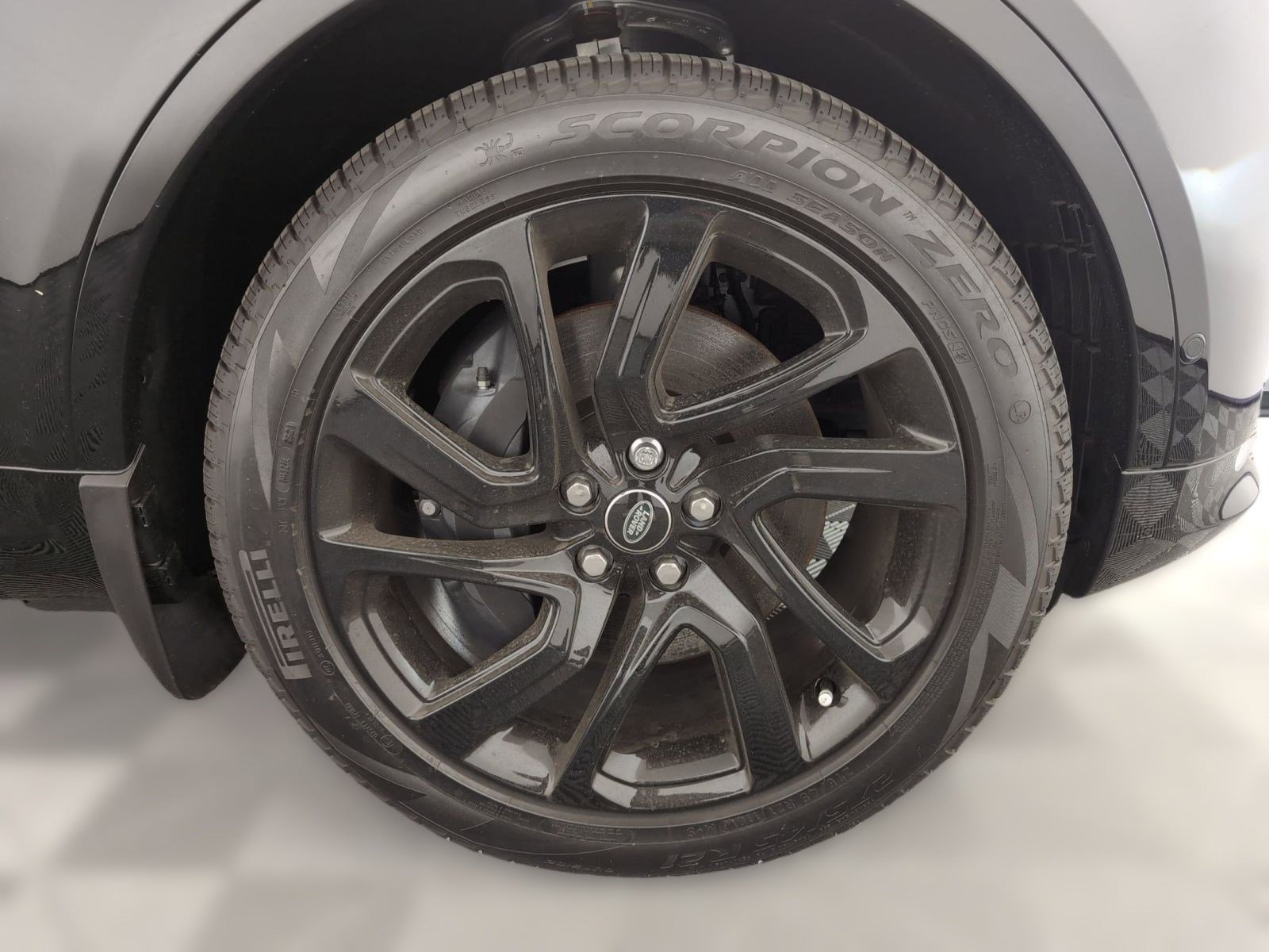 Used 2025 Land Rover Discovery Dynamic SE image 9