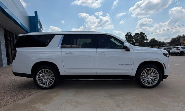 Used 2025 Chevrolet Suburban LT RWD image 2
