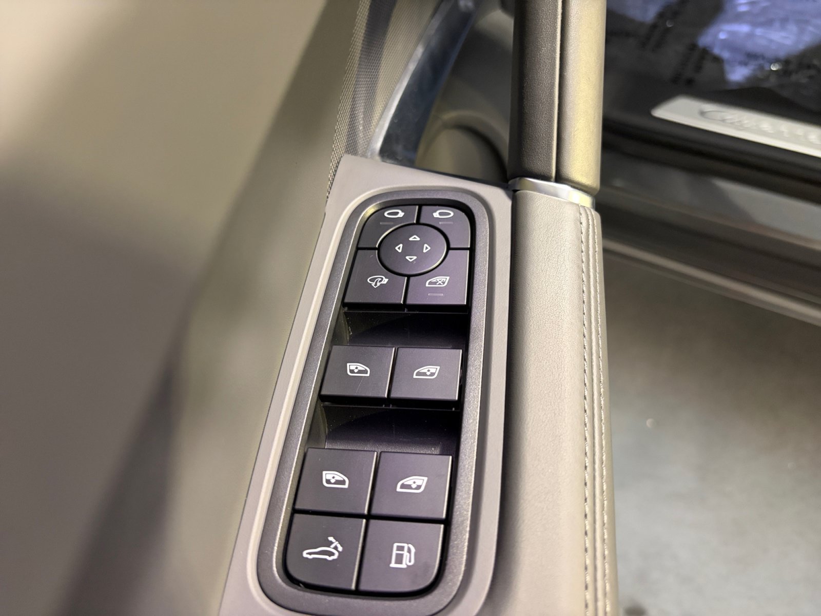Certified 2023 Porsche Cayenne Turbo S AWD/4WD image 20