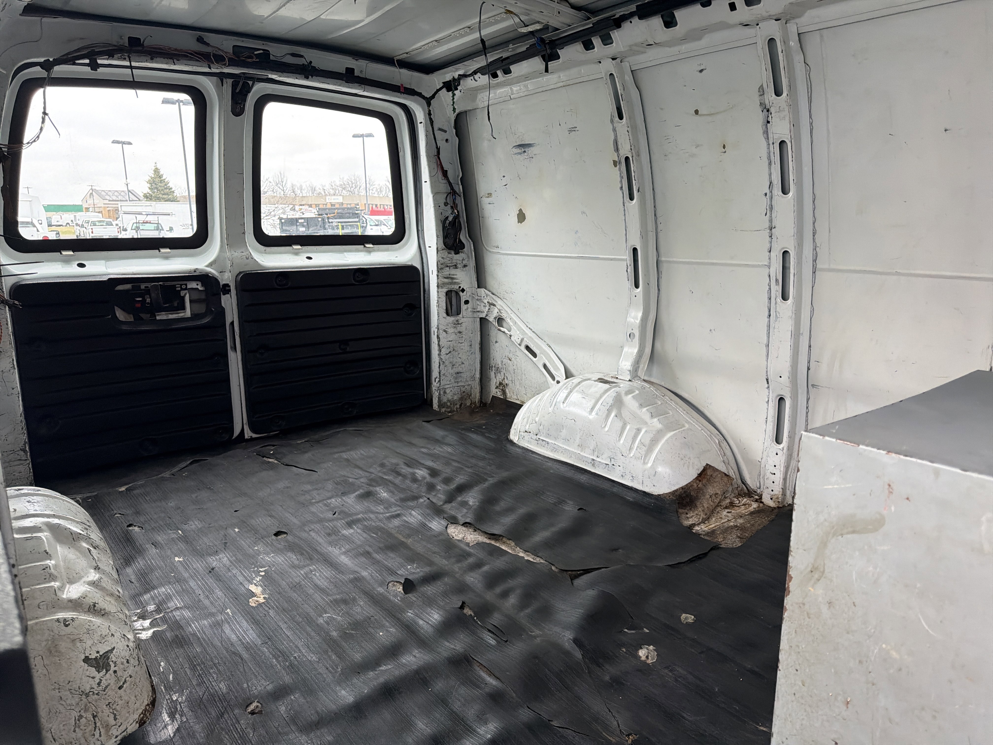 Used 2011 Chevrolet Express 2500 image 22