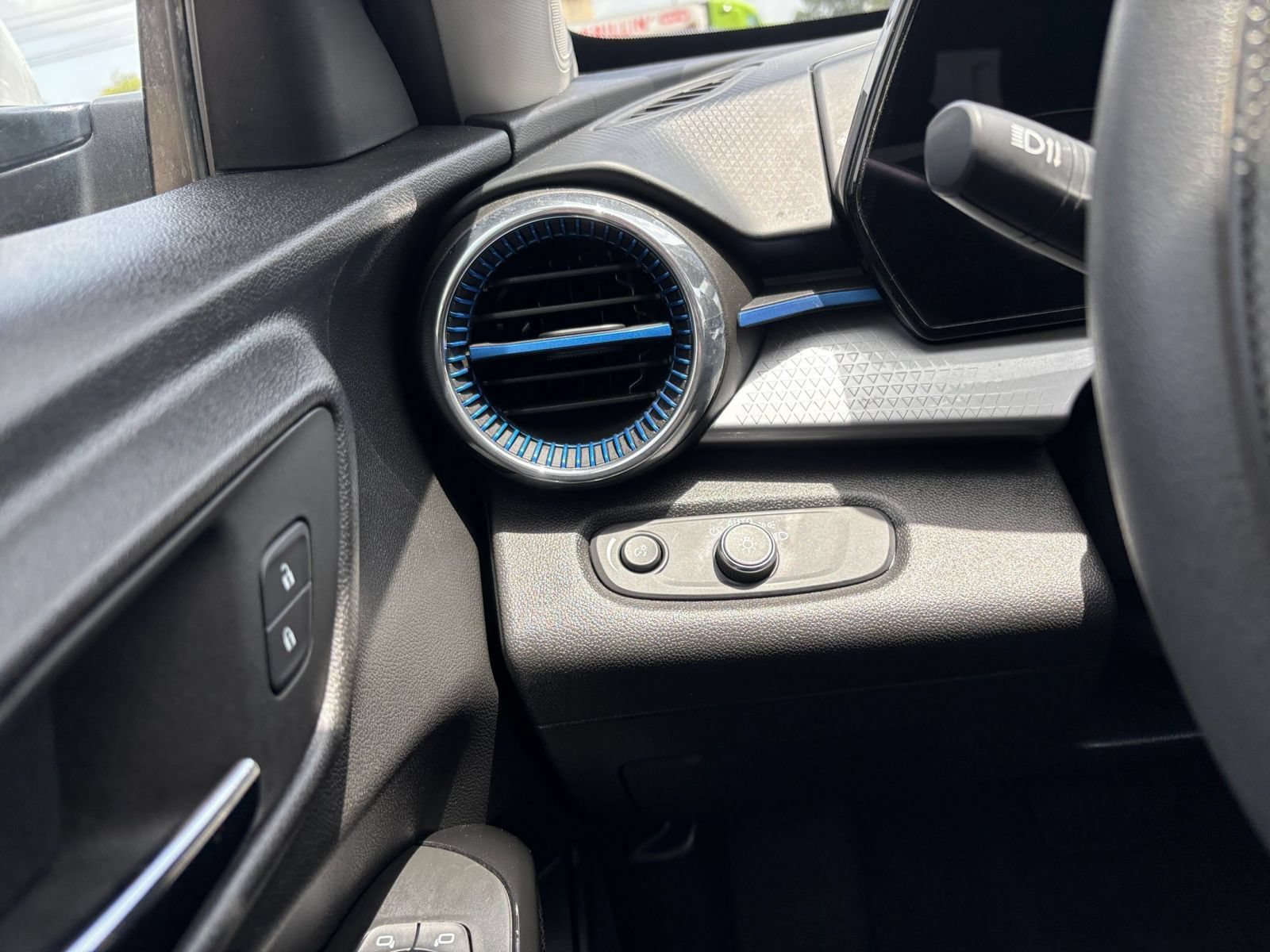Used 2025 Chevrolet Trax LT FWD image 28