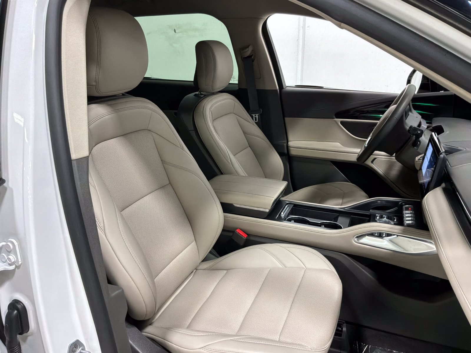 Used 2025 Lincoln Nautilus Premier AWD/4WD image 9