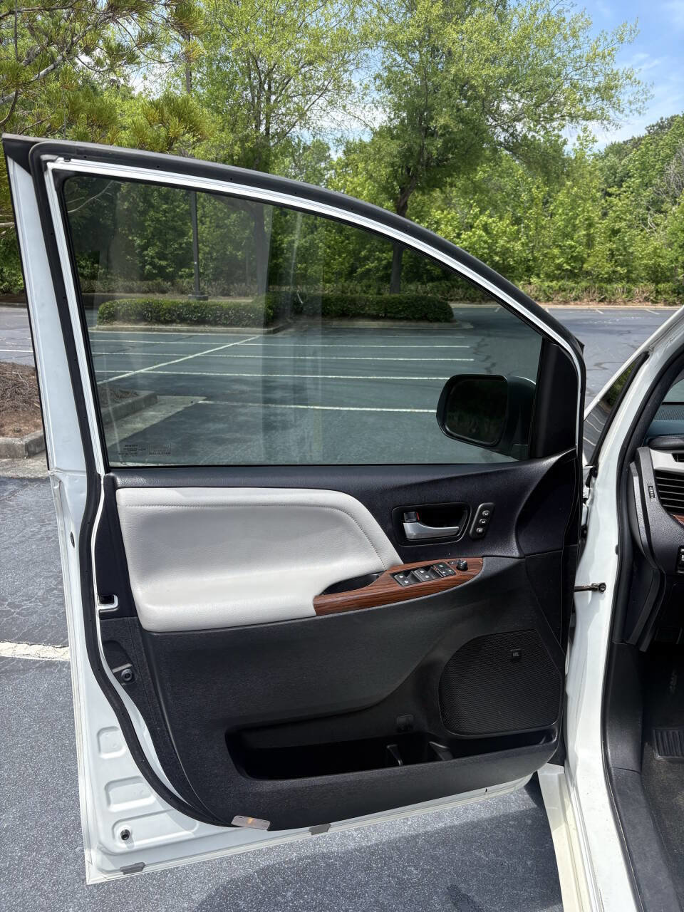 Used 2017 Toyota Sienna Limited Premium FWD image 17