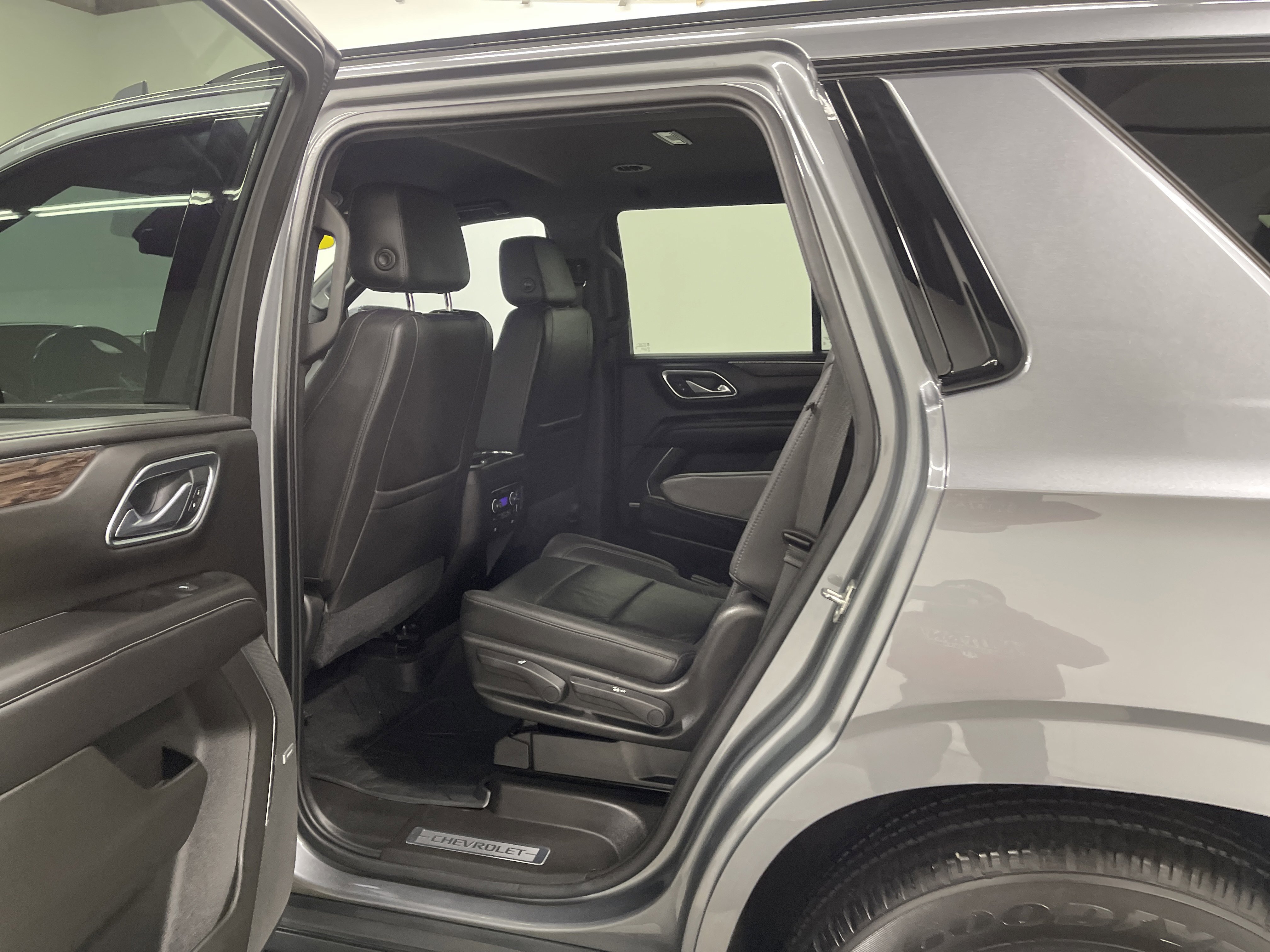 Used 2021 Chevrolet Tahoe Z71 w/ Z71 Off-Road Package AWD/4WD image 13