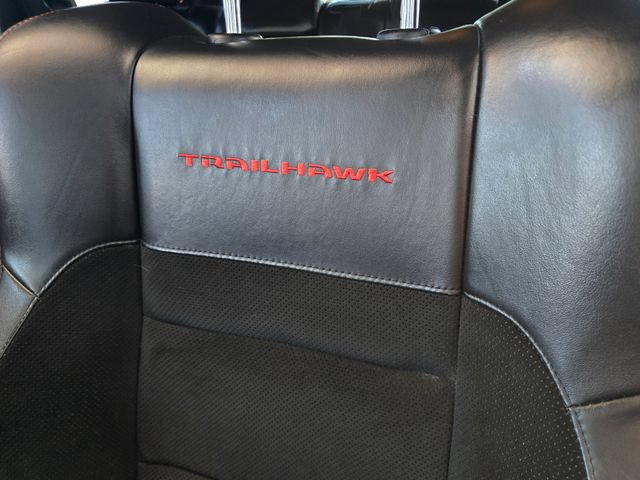 Used 2017 Jeep Grand Cherokee Trailhawk w/ Trailhawk Luxury Group AWD/4WD image 18