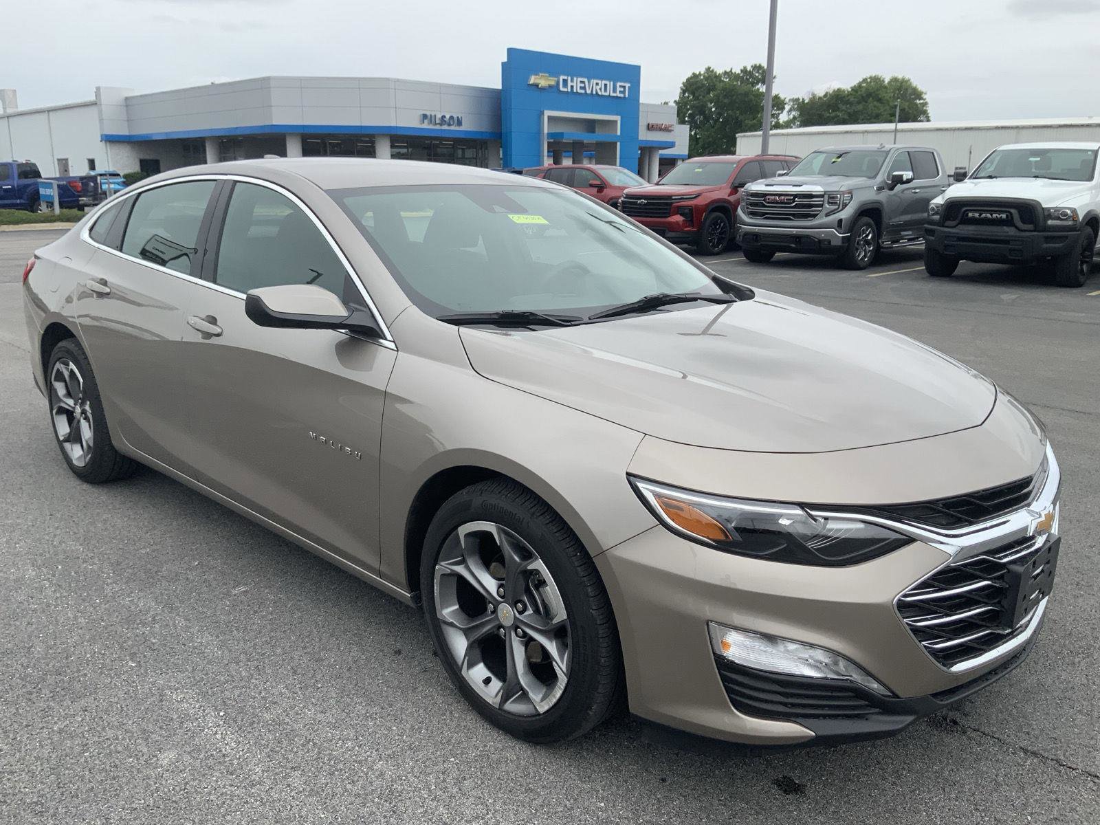 Used 2024 Chevrolet Malibu LT FWD image 2