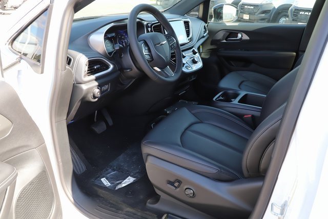 New 2026 Chrysler Pacifica Select image 12