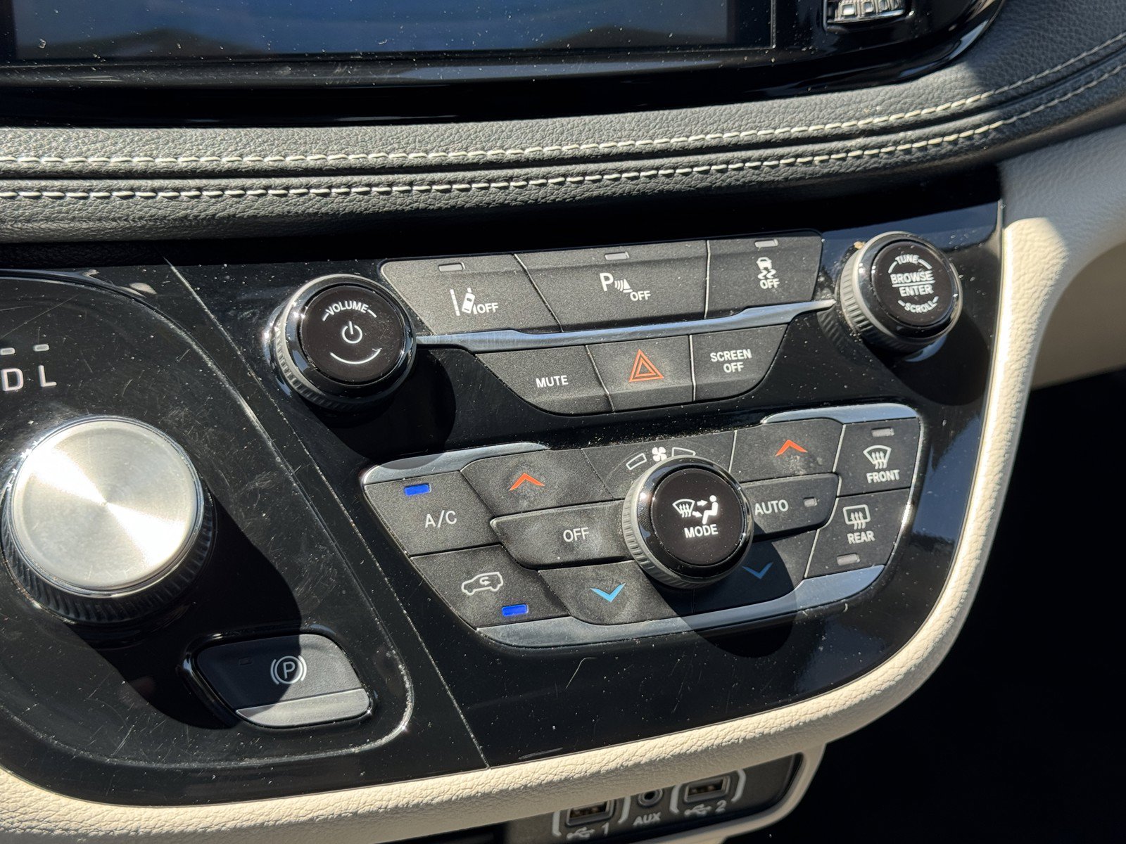 Used 2024 Chrysler Pacifica Limited FWD image 20
