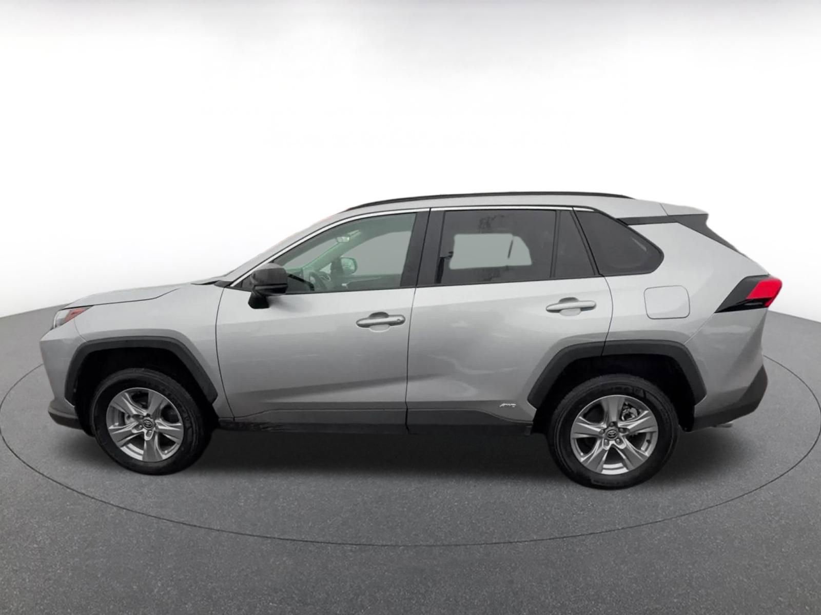 Used 2025 Toyota RAV4 LE AWD/4WD image 9
