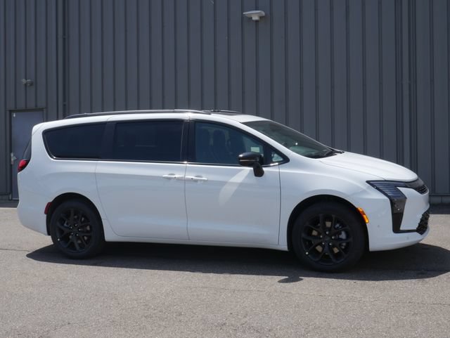 New 2027 Chrysler Pacifica Limited w/ S Appearance Package AWD/4WD image 9