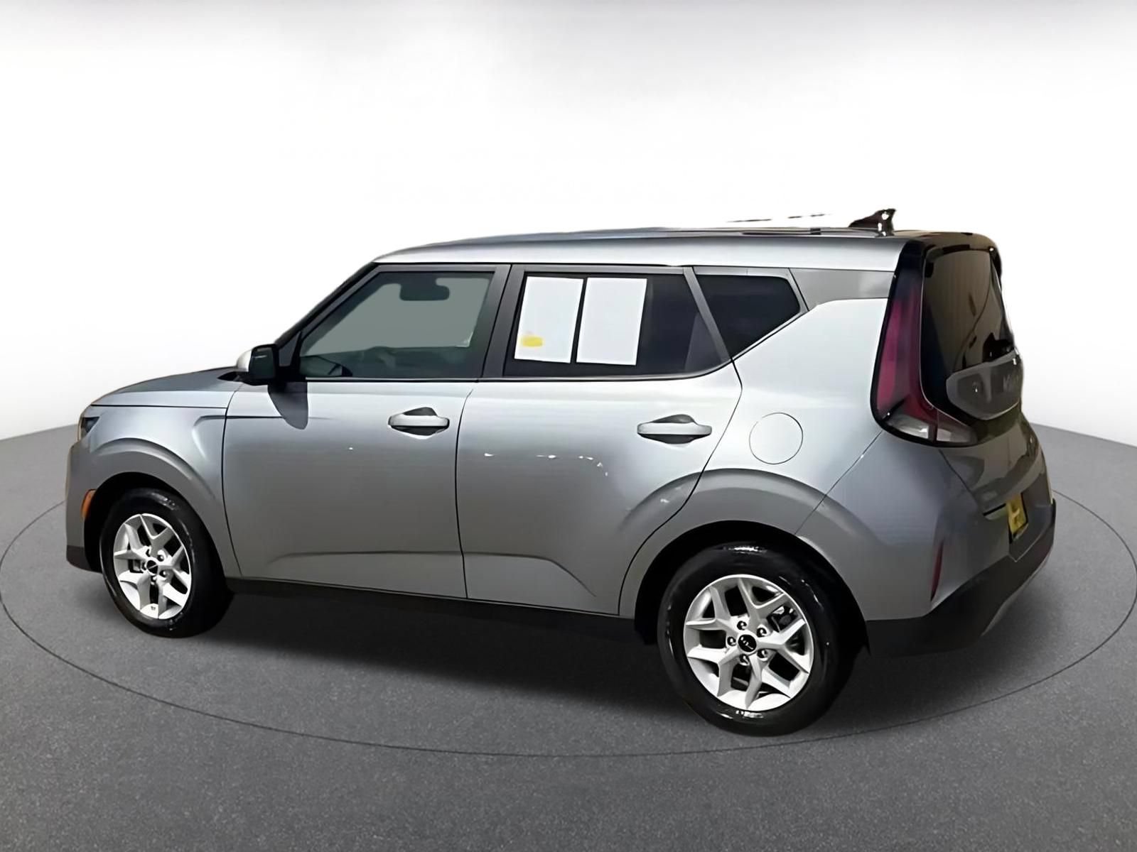 Used 2025 Kia Soul LX w/ LX Technology Package FWD image 9