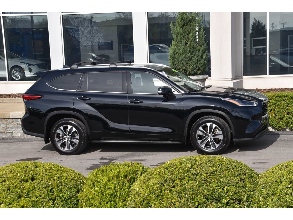Used 2021 Toyota Highlander XLE image 3