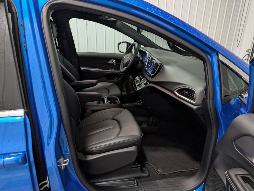 Used 2027 Chrysler Pacifica Select FWD image 27