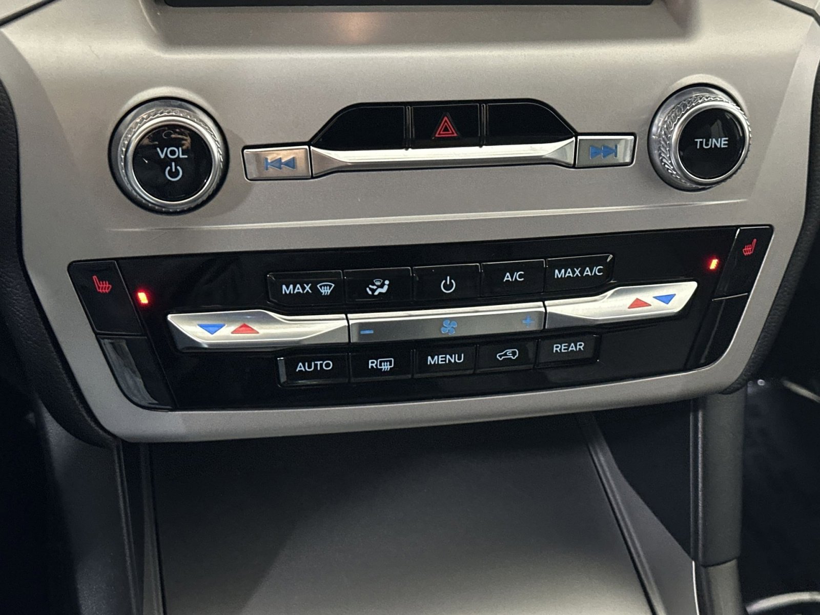 Used 2024 Ford Explorer XLT w/ Class IV Trailer Tow Package image 25