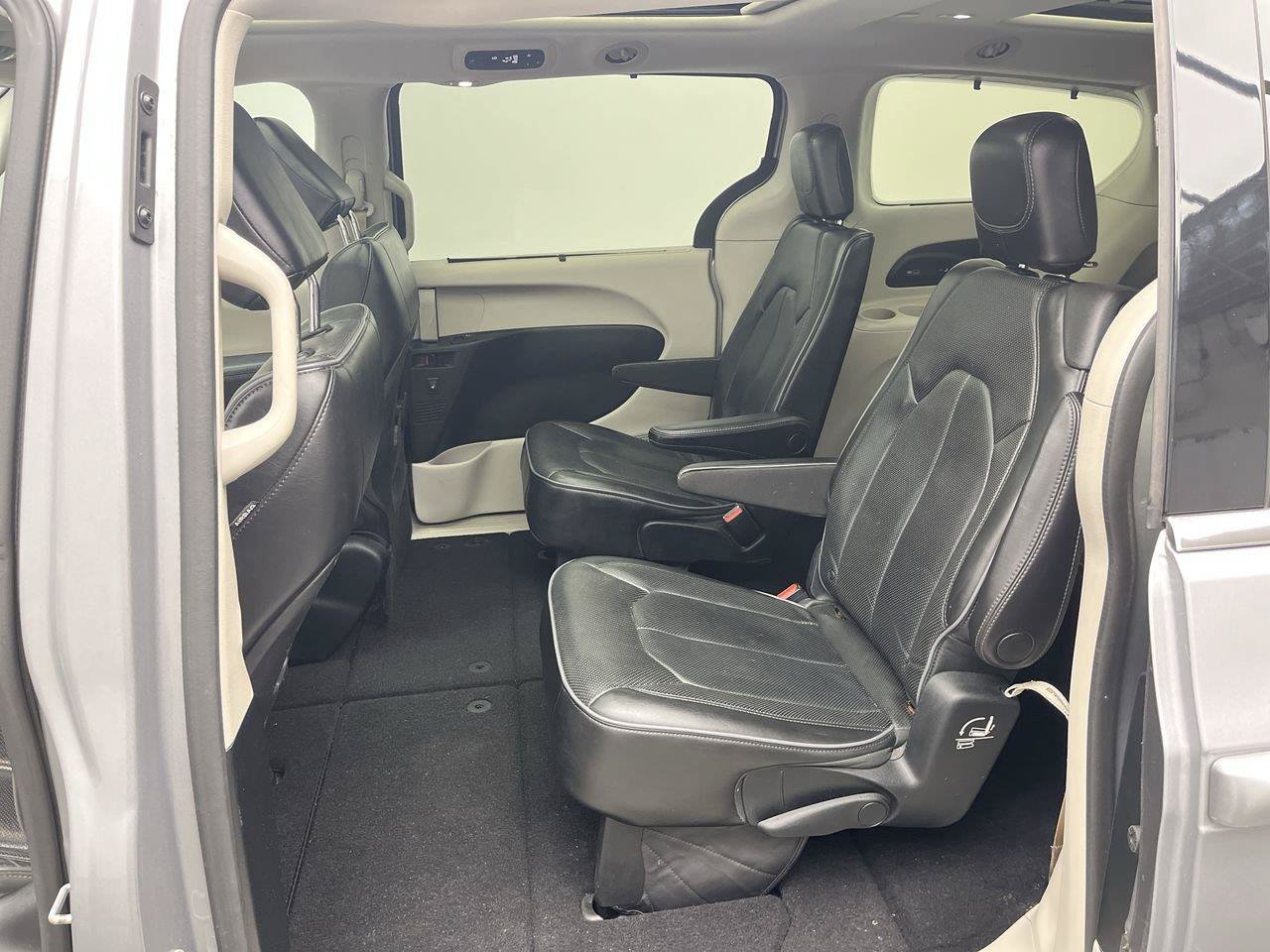 Used 2018 Chrysler Pacifica Limited FWD image 12