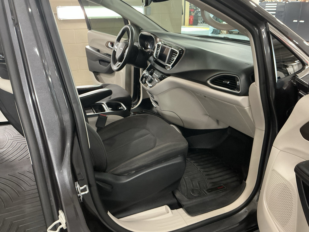 Used 2019 Chrysler Pacifica Touring Plus w/ Tire & Wheel Group FWD image 5
