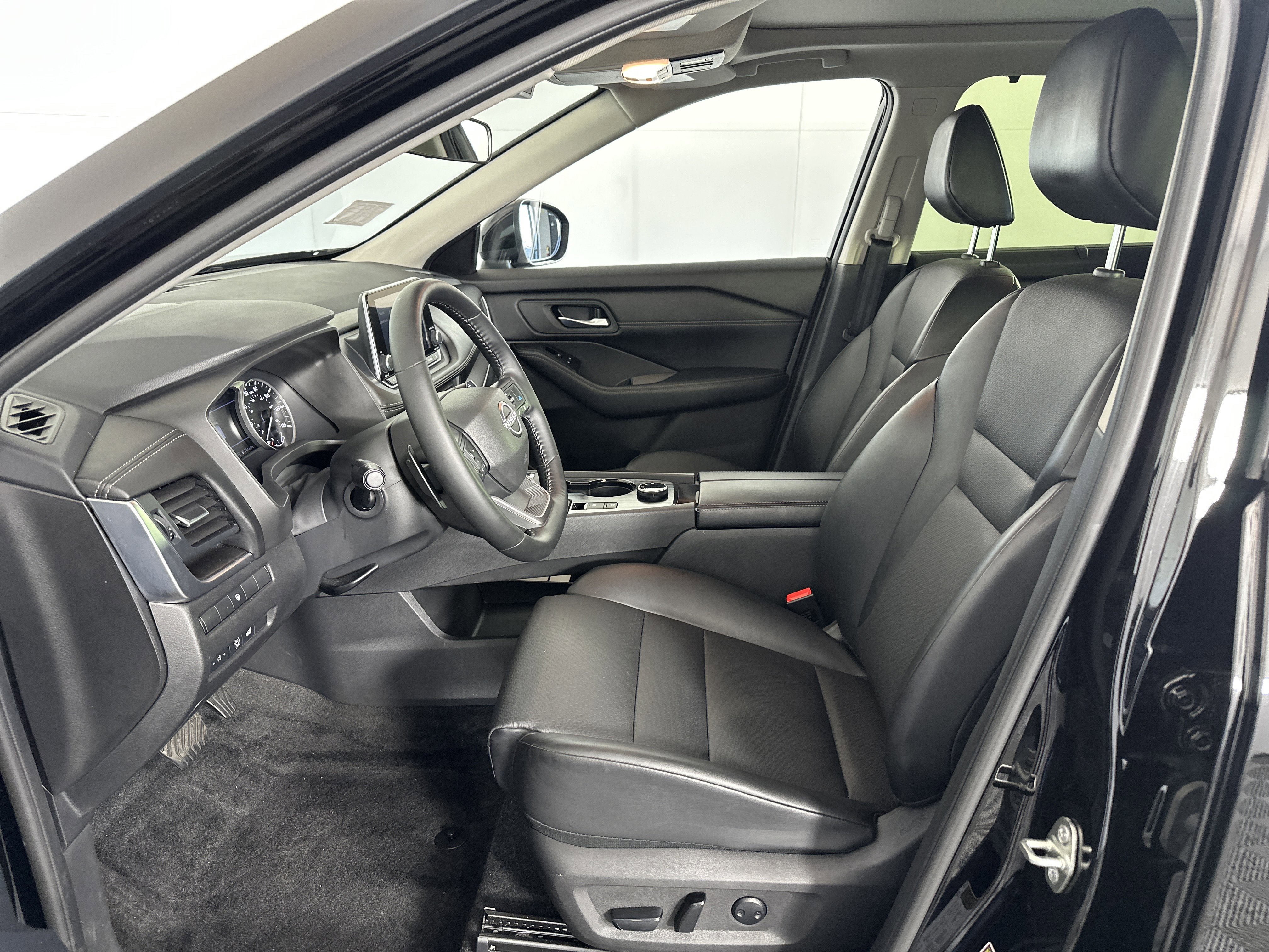 Certified 2025 Nissan Rogue SV w/ SV Premium Package image 6